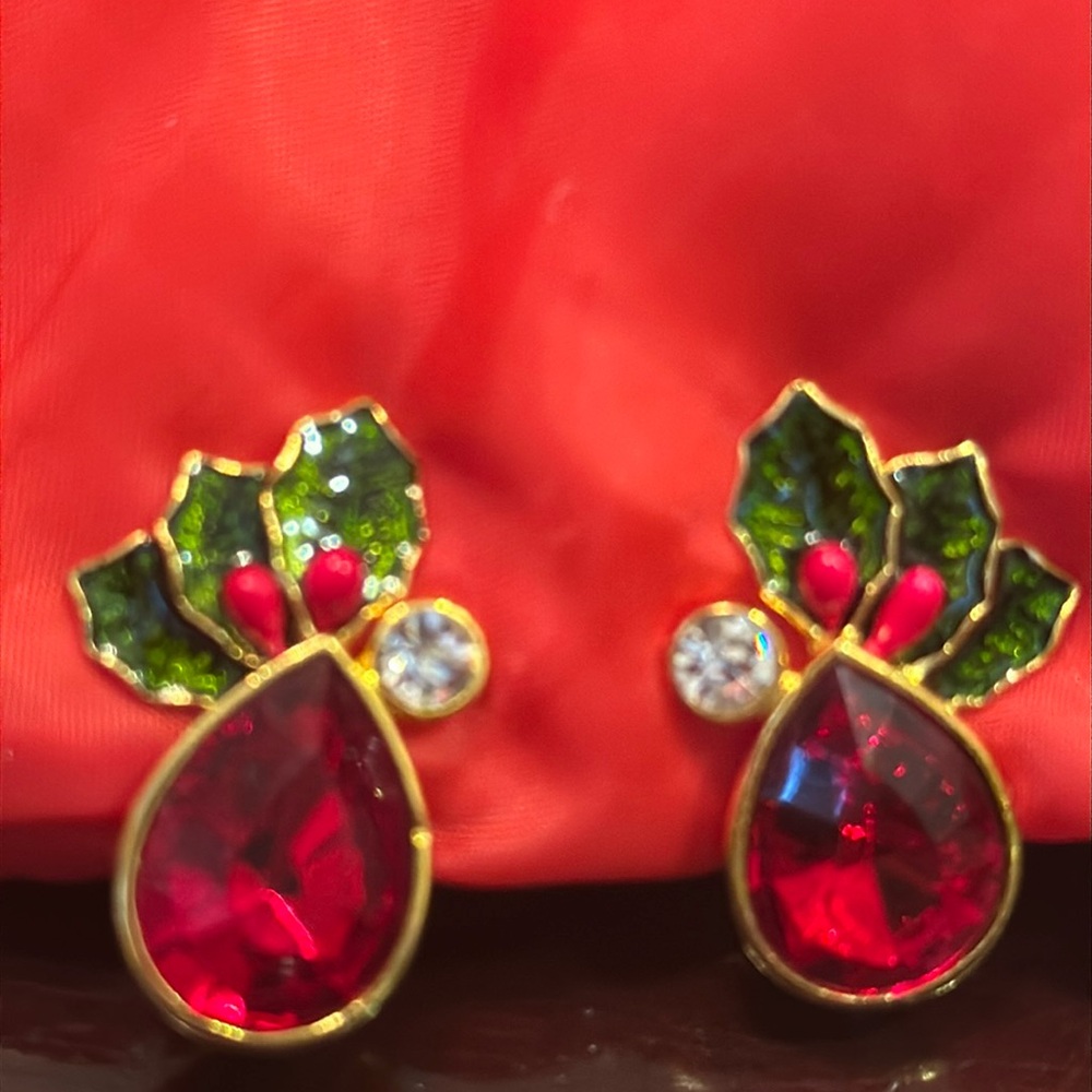 Avon Christmas 1993 Mistletoe Clip earrings w/red Cabochons - 1 1/4” EUC
